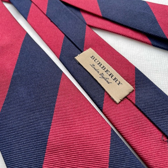 🔥STUNNING🔥🆕💯ICONIC BURBERRY HORSEFERRY NAVY RED CREST SLIM MOTIF TIE🔥 - Picture 12 of 16